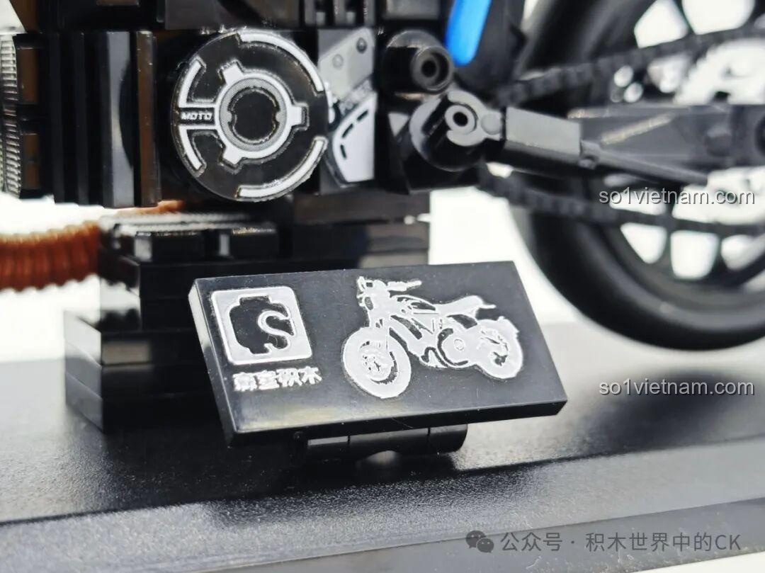 Cận cảnh bảng tên kim loại của mô hình xe mô tô Sembo Ducati 714536 trên đế trưng bày.