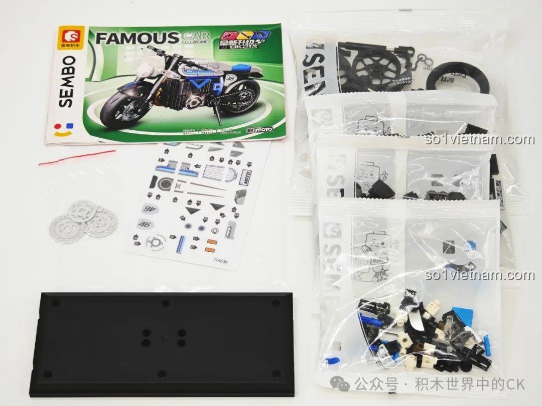 Các mảnh ghép, hướng dẫn, sticker và đế trưng bày của mô hình xe mô tô Sembo Ducati 714536 khi mở hộp.