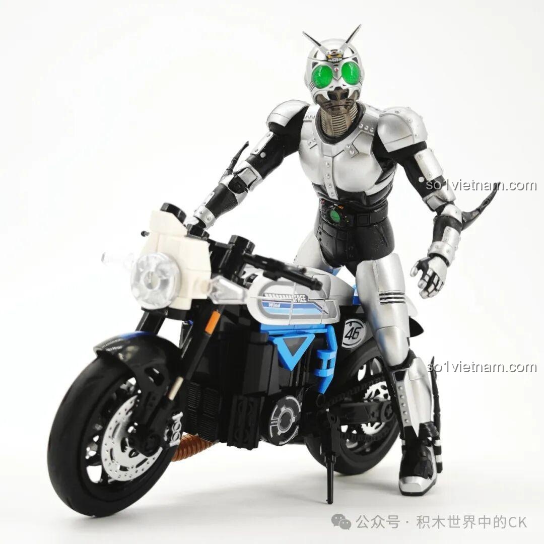 Mô hình xe mô tô Sembo Ducati 714536 với figure Kamen Rider Shadow Moon đang ngồi trên xe, thể hiện tỉ lệ phù hợp.