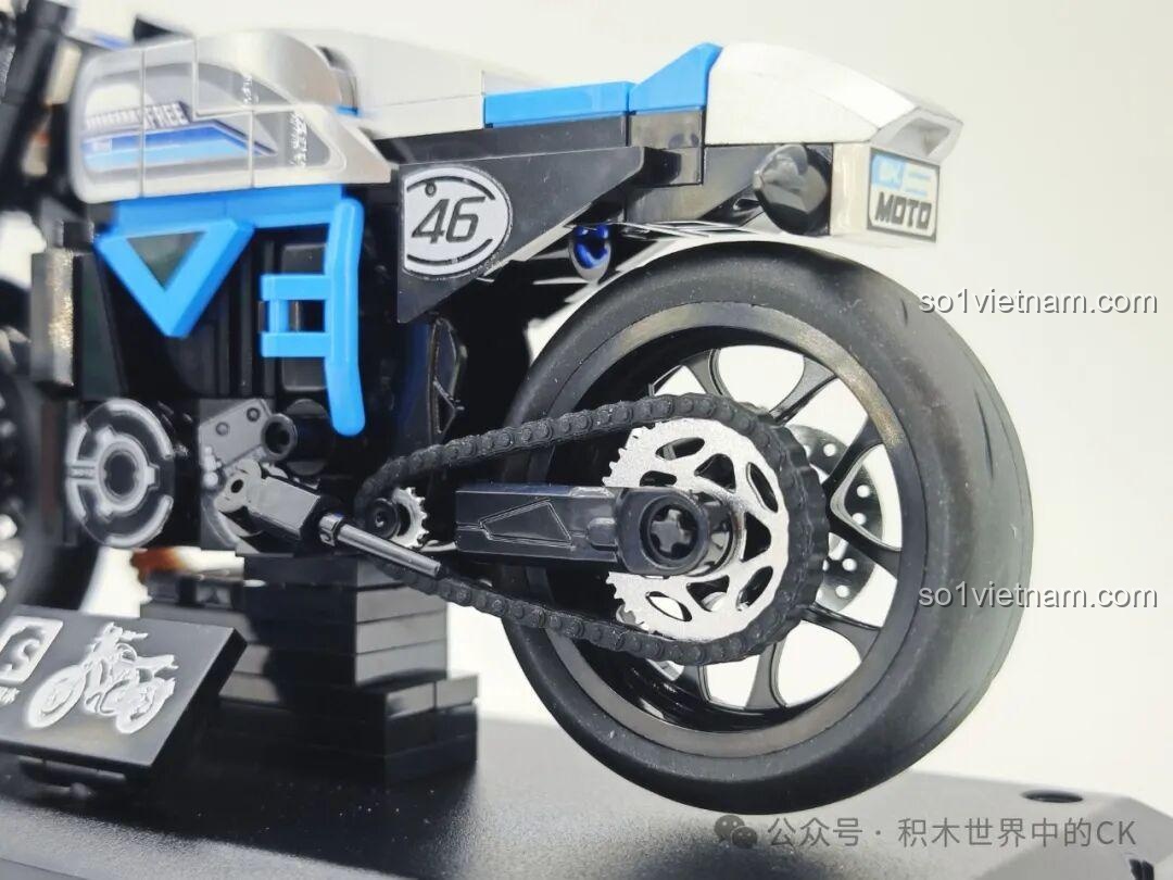 Cận cảnh xích truyền động và bánh sau của mô hình xe mô tô Sembo Ducati 714536, thể hiện khả năng chuyển động.