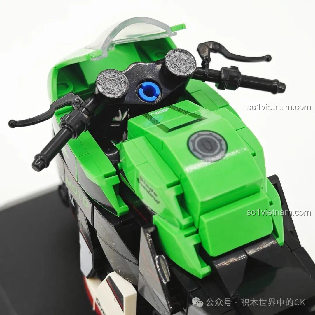 Toàn bộ 4 mô hình xe máy lắp ráp Sembo Famous Car (Ducati Freedom 800 714536, Yamaha V-MAX, R1, Kawasaki NINJA ZX-10R) trưng bày trên đế, tạo thành bộ sưu tập hoàn chỉnh.