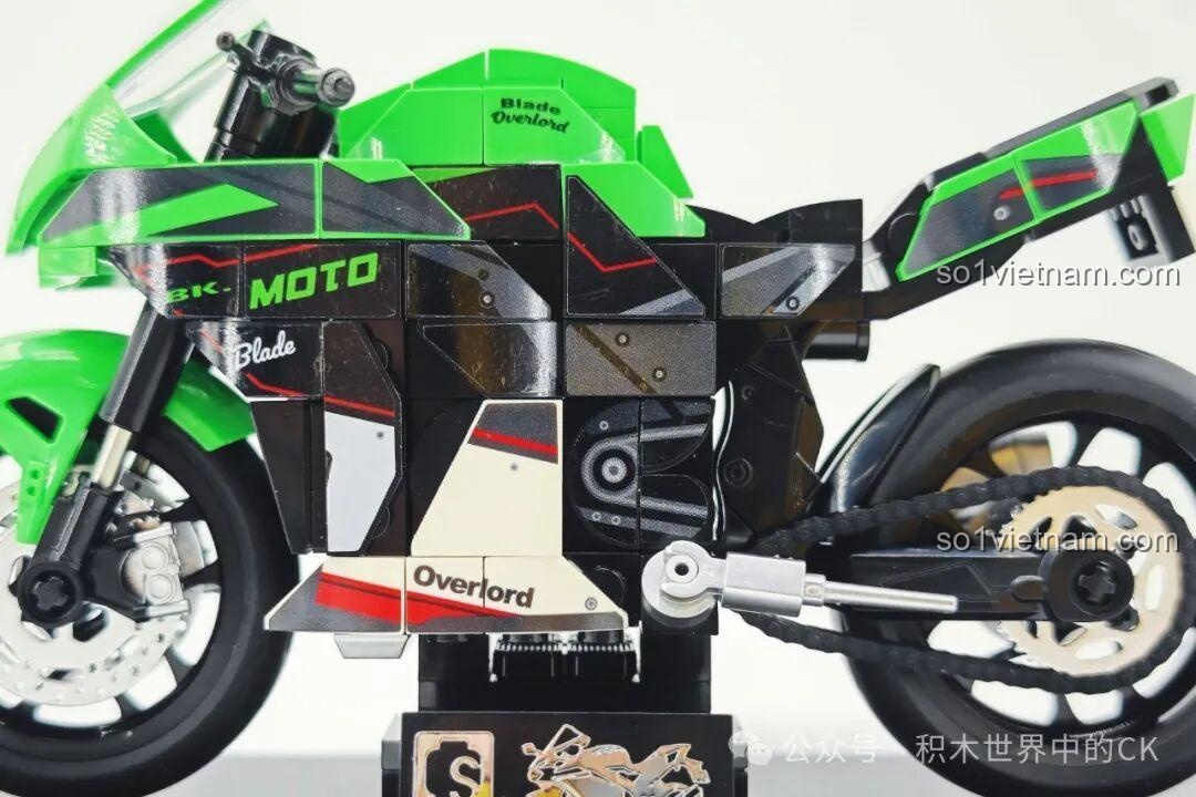 Bốn mô hình xe mô tô Sembo Famous Car cùng với các figure hành động như Woody, Kamen Rider, Ultraman và Catwoman, thể hiện khả năng tương thích tỉ lệ.