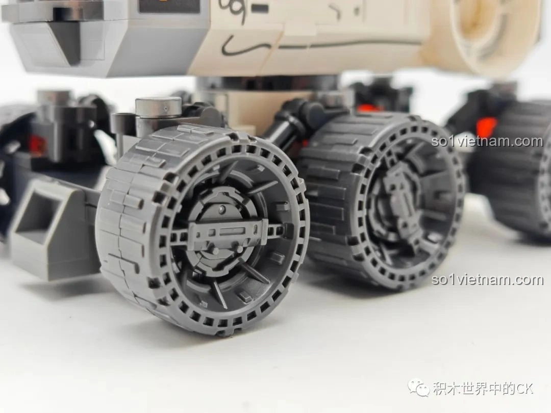 Cận cảnh bánh xe của mô hình Xe Di Động Căn Cứ Mặt Trăng (107106) từ bộ SEMBO Lưu Lạc Địa Cầu 2, với thiết kế gai lốp và chi tiết cơ khí.