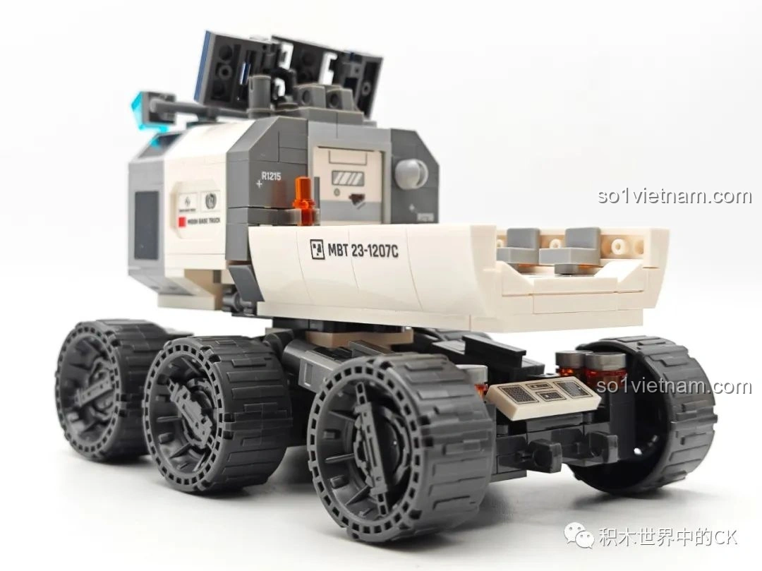 Cận cảnh bánh xe của mô hình Xe Vận Tải Mặt Trăng (107107) từ bộ SEMBO Lưu Lạc Địa Cầu 2, với thiết kế gai lốp và chi tiết cơ khí.