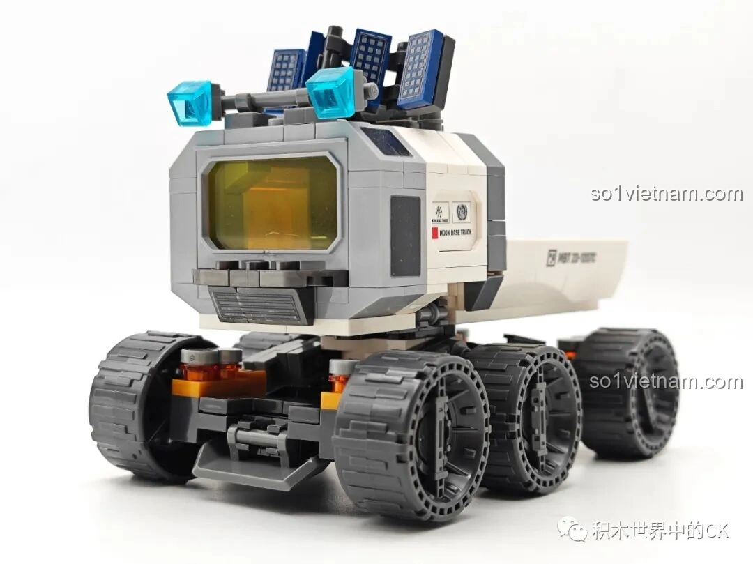 Cận cảnh cabin của mô hình Xe Vận Tải Mặt Trăng (107107) từ bộ SEMBO Lưu Lạc Địa Cầu 2, hiển thị các chi tiết điều khiển và ghế ngồi.