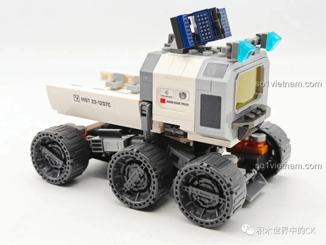 Cận cảnh ghế ngồi trong thùng xe của mô hình Xe Vận Tải Mặt Trăng (107107) từ bộ SEMBO Lưu Lạc Địa Cầu 2, cho thấy khả năng chở người.
