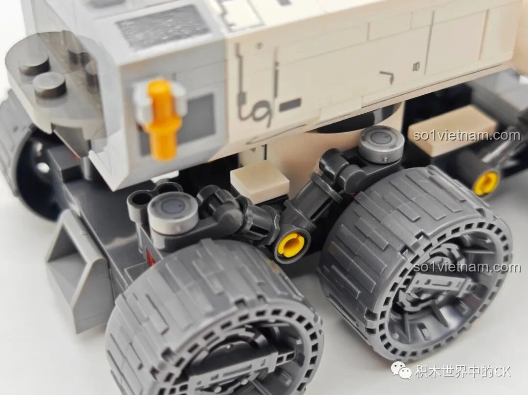 Cận cảnh hệ thống treo của mô hình Xe Di Động Căn Cứ Mặt Trăng (107106) từ bộ SEMBO Lưu Lạc Địa Cầu 2, cho thấy các khớp nối và chi tiết cơ khí.