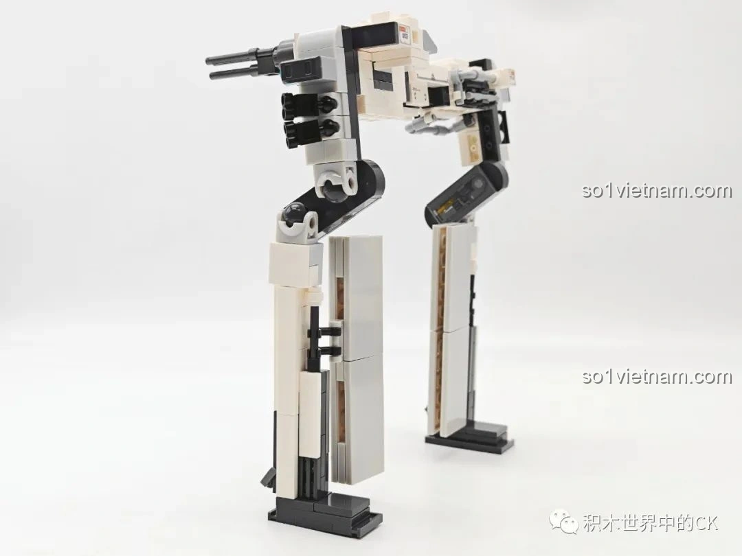 Cận cảnh khớp nối chân của mô hình Robot Khung Cửa (107108) từ bộ SEMBO Lưu Lạc Địa Cầu 2, cho thấy chi tiết cơ khí và khả năng di chuyển.