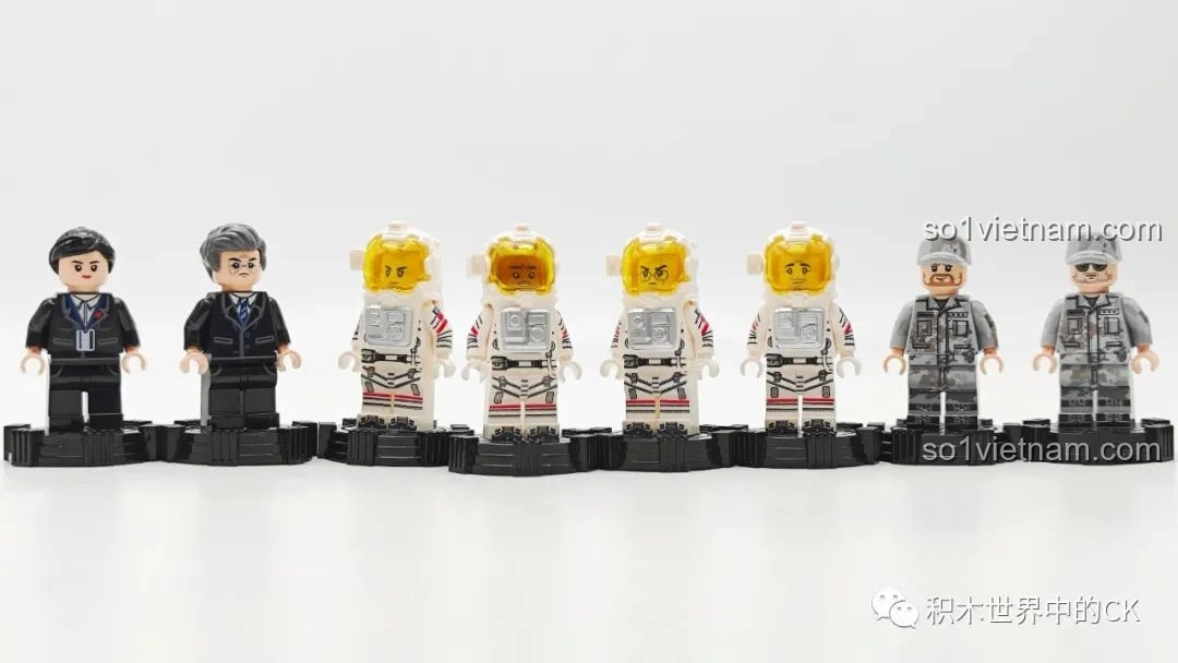 Cận cảnh các minifigure nhân vật (nam và nữ) từ bộ SEMBO Lưu Lạc Địa Cầu 2, với trang phục vest lịch lãm.