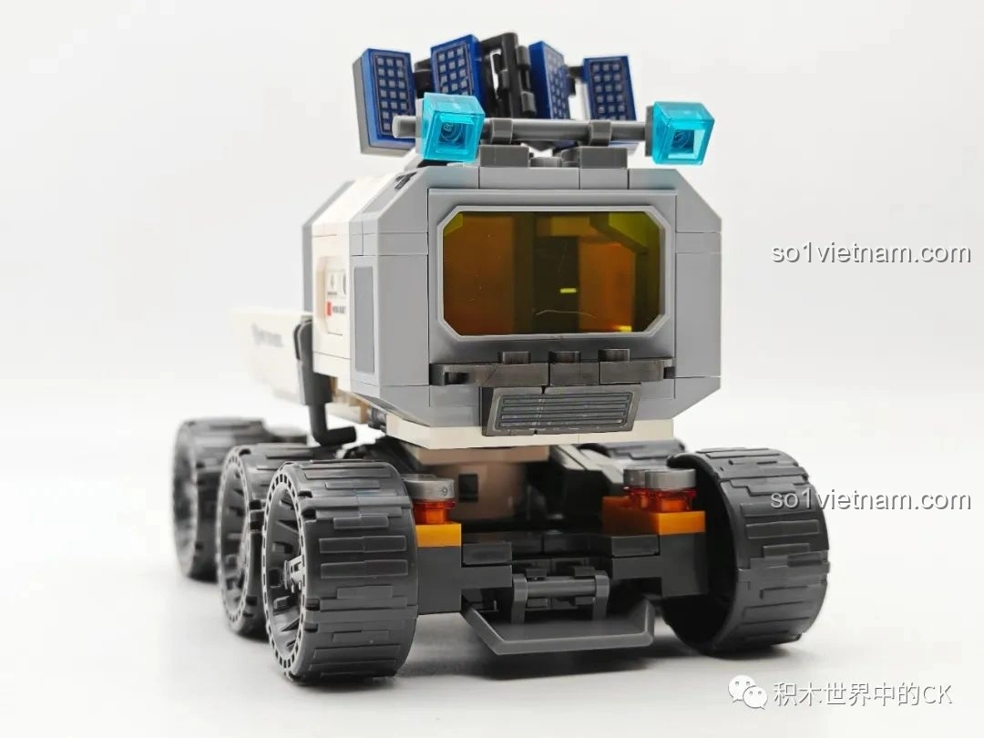 Cận cảnh các tấm pin mặt trời trên nóc mô hình Xe Vận Tải Mặt Trăng (107107) từ bộ SEMBO Lưu Lạc Địa Cầu 2, với chi tiết màu xanh nổi bật.