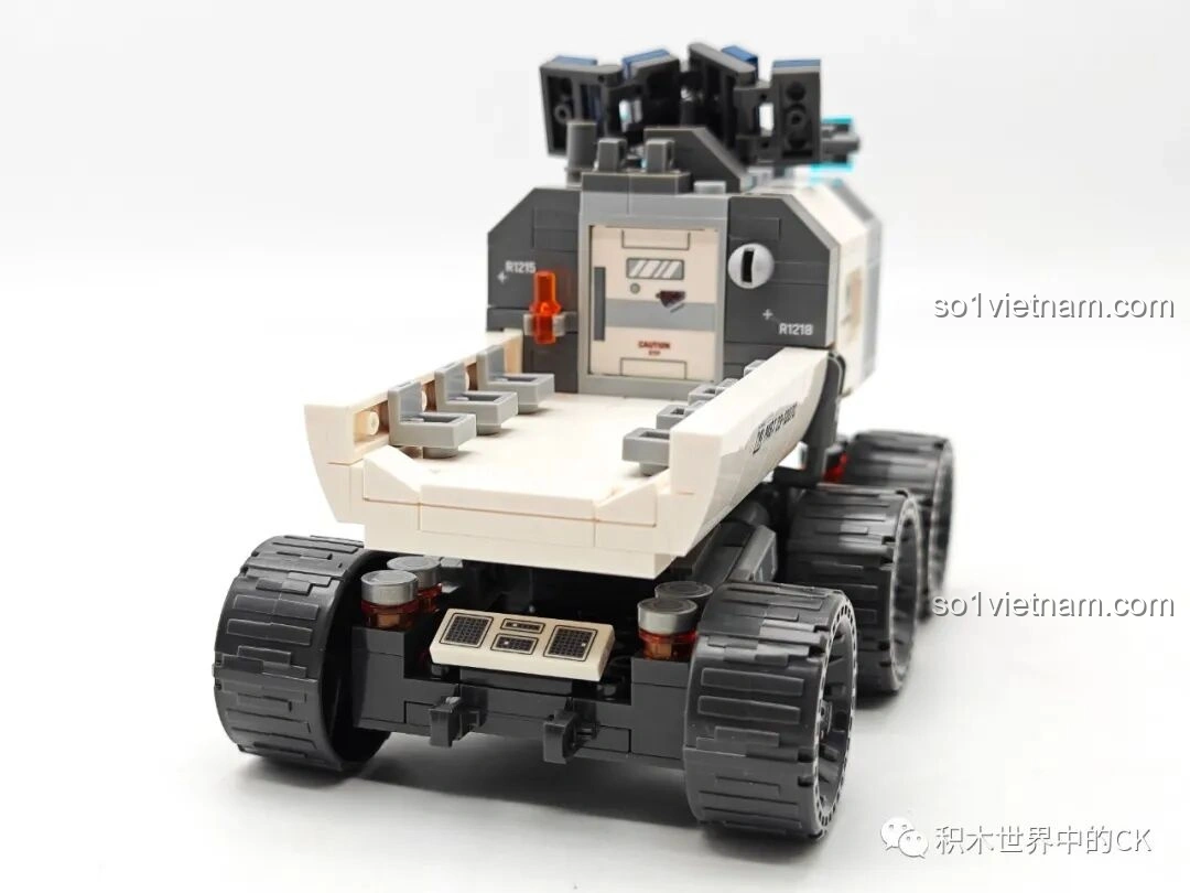 Cận cảnh thùng xe của mô hình Xe Vận Tải Mặt Trăng (107107) từ bộ SEMBO Lưu Lạc Địa Cầu 2, hiển thị không gian chứa hàng và các chi tiết bên trong.