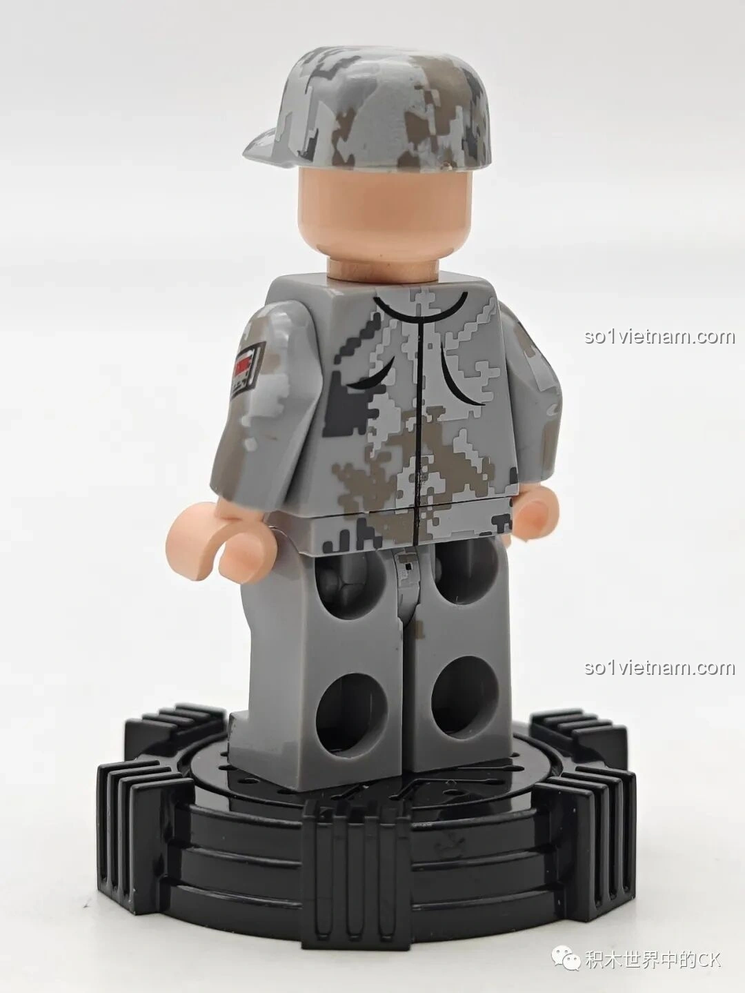 Cận cảnh hệ thống vũ khí của mô hình Máy Bay Không Người Lái Kẻ Cướp (107109) từ bộ SEMBO Lưu Lạc Địa Cầu 2, với súng máy.