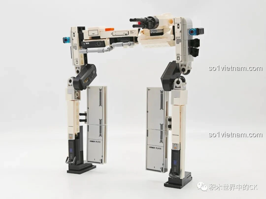 Cận cảnh hệ thống vũ khí của mô hình Robot Khung Cửa (107108) từ bộ SEMBO Lưu Lạc Địa Cầu 2, với súng máy ba nòng.