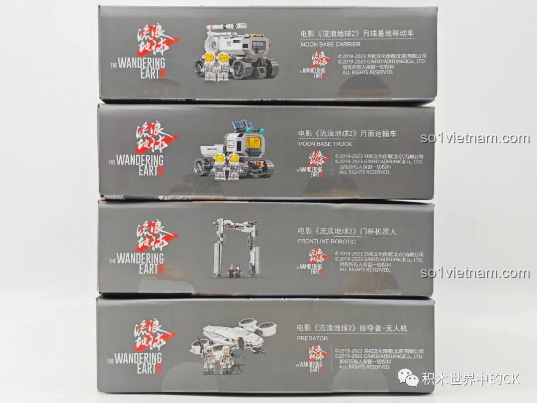 Cạnh dưới của bốn hộp lắp ghép SEMBO Lưu Lạc Địa Cầu 2, hiển thị tên tiếng Anh của các mô hình như Moon Base Carrier và Frontline Robotic.