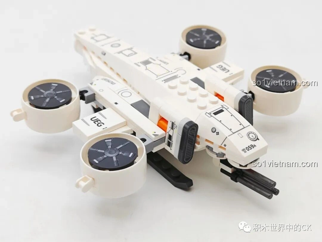 Hai mô hình Xe Di Động Căn Cứ Mặt Trăng (107106) và Xe Vận Tải Mặt Trăng (107107) của SEMBO Lưu Lạc Địa Cầu 2 đặt cạnh nhau, so sánh kích thước và thiết kế.