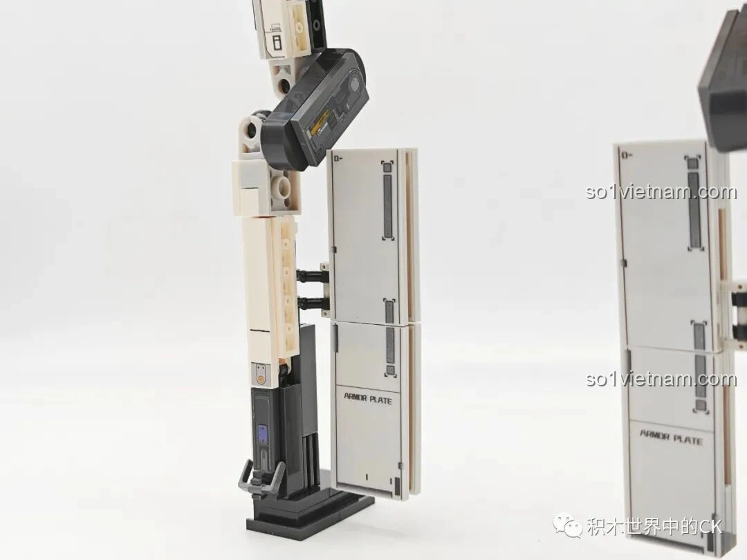 Mặt lưng của minifigure lính, hiển thị chi tiết in ấn trên quân phục.