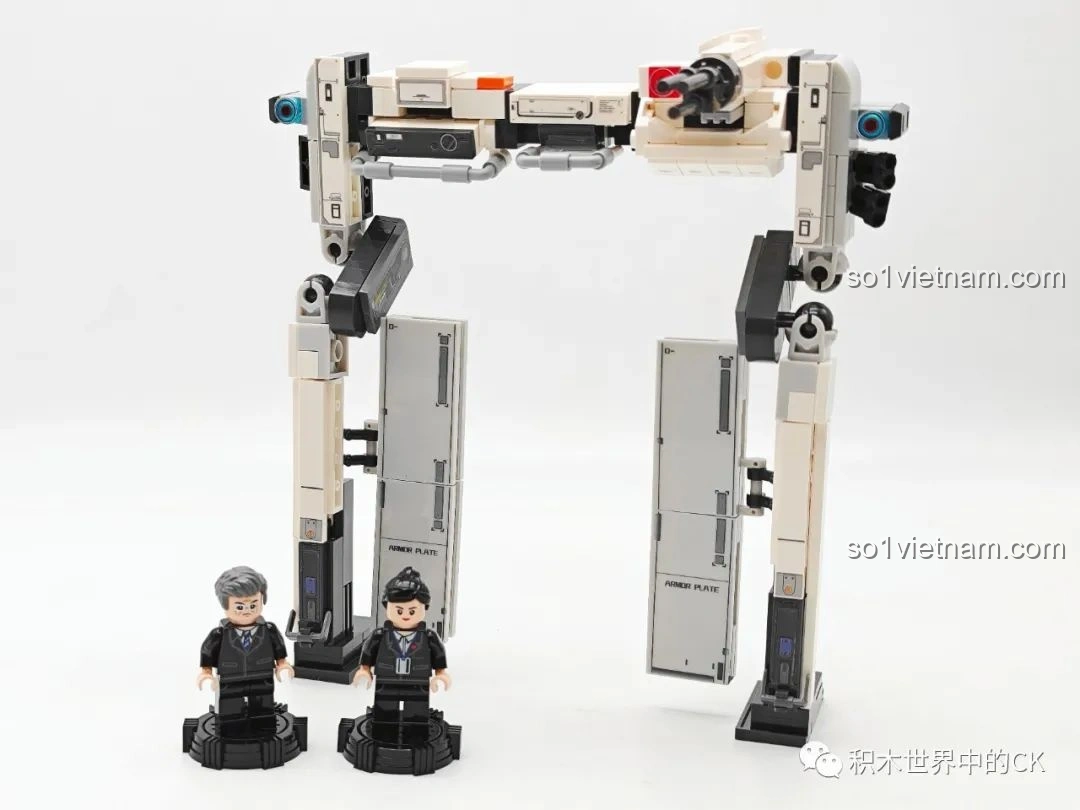 Mặt lưng của minifigure lính thứ hai, hiển thị chi tiết in ấn trên quân phục.