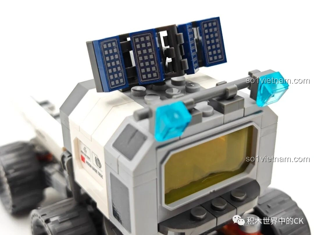 Mặt lưng của minifigure nhân vật nam, hiển thị chi tiết in ấn trên áo vest.