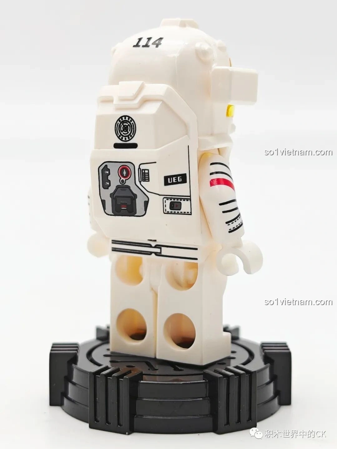 Mặt lưng của minifigure phi hành gia từ bộ SEMBO Lưu Lạc Địa Cầu 2, hiển thị chi tiết in ấn trên ba lô và bộ đồ.