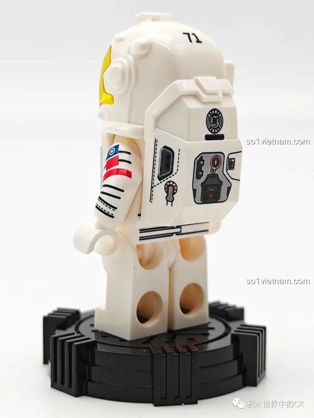 Mặt lưng của minifigure phi hành gia thứ hai, với các chi tiết in ấn phức tạp trên bộ đồ và ba lô.