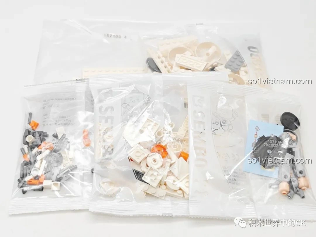 Một góc nghiêng khác của mô hình Máy Bay Không Người Lái Kẻ Cướp (107109) từ bộ SEMBO Lưu Lạc Địa Cầu 2, làm nổi bật thân máy bay và các cánh quạt.