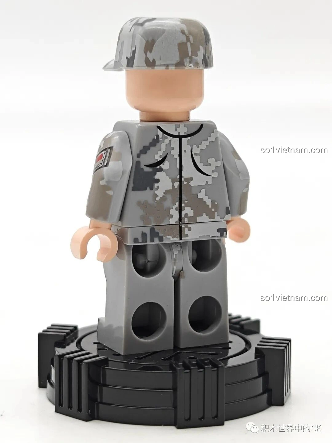 Mô hình Máy Bay Không Người Lái Kẻ Cướp (107109) của SEMBO Lưu Lạc Địa Cầu 2, chụp góc nghiêng từ phía sau, làm nổi bật các cánh quạt và phần đuôi.