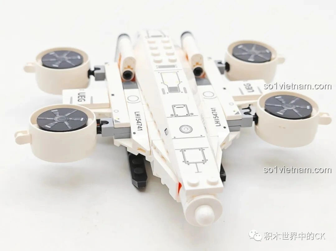 Mô hình Máy Bay Không Người Lái Kẻ Cướp (107109) của SEMBO Lưu Lạc Địa Cầu 2 cùng hai minifigure lính và các vũ khí phụ kiện.