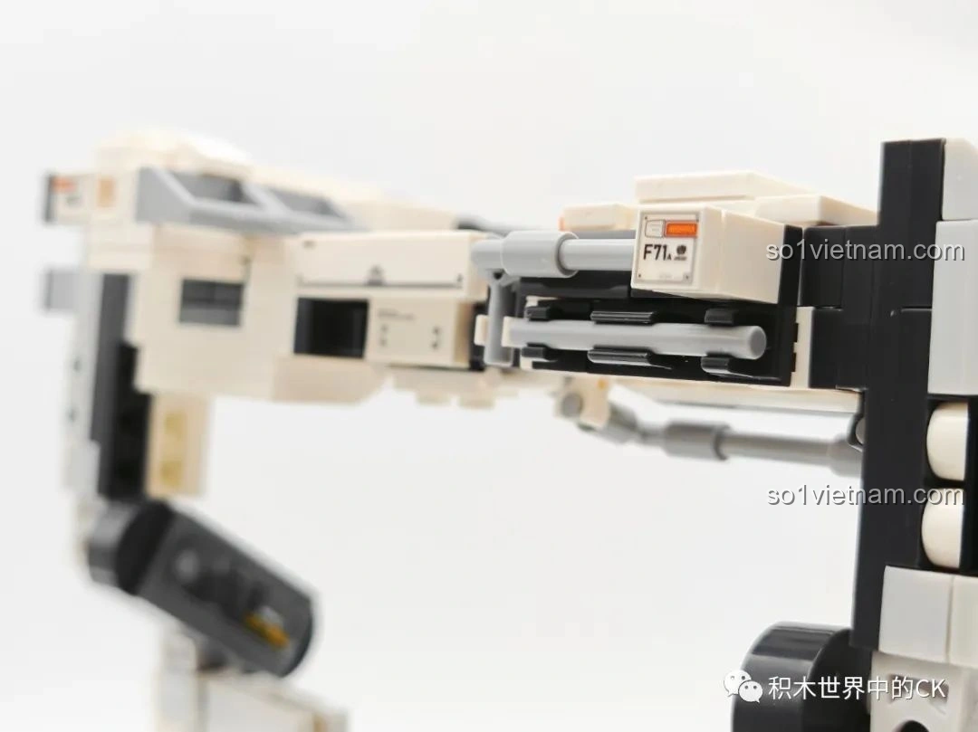 Minifigure lính với bộ quân phục rằn ri và mũ lưỡi trai, có râu, từ bộ SEMBO Lưu Lạc Địa Cầu 2.