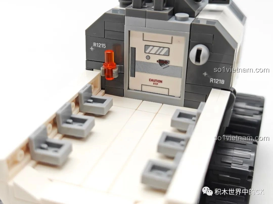 Minifigure nhân vật nam với bộ vest đen và cà vạt xanh, từ bộ SEMBO Lưu Lạc Địa Cầu 2.