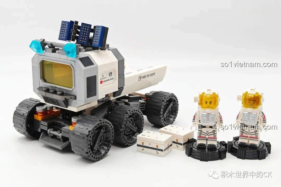 Minifigure nhân vật nữ với bộ vest đen và áo sơ mi trắng, từ bộ SEMBO Lưu Lạc Địa Cầu 2.