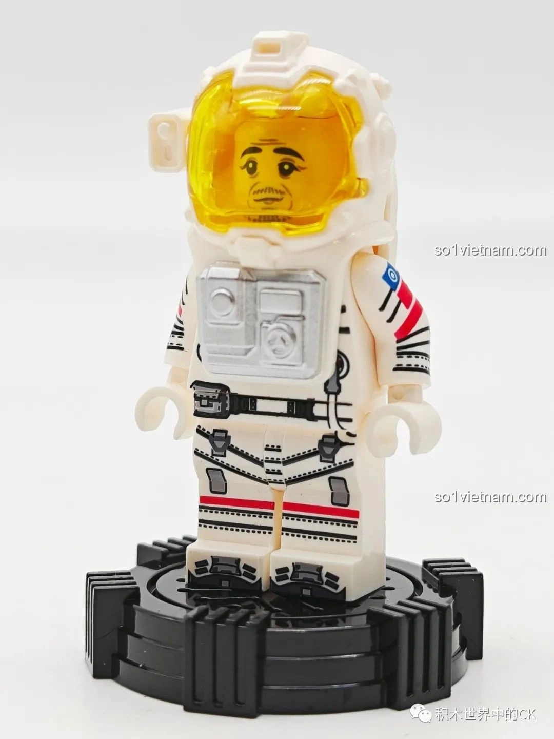 Minifigure phi hành gia với bộ đồ không gian trắng và mũ bảo hiểm vàng, biểu cảm mặt buồn, từ bộ SEMBO Lưu Lạc Địa Cầu 2.
