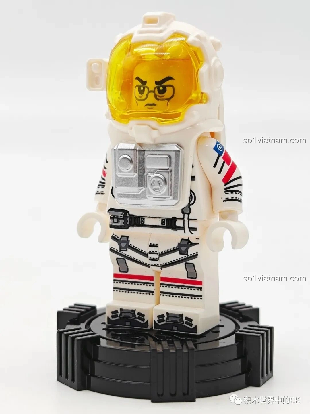 Minifigure phi hành gia thứ hai với biểu cảm mặt giận dữ, trang phục không gian chi tiết từ bộ SEMBO Lưu Lạc Địa Cầu 2.
