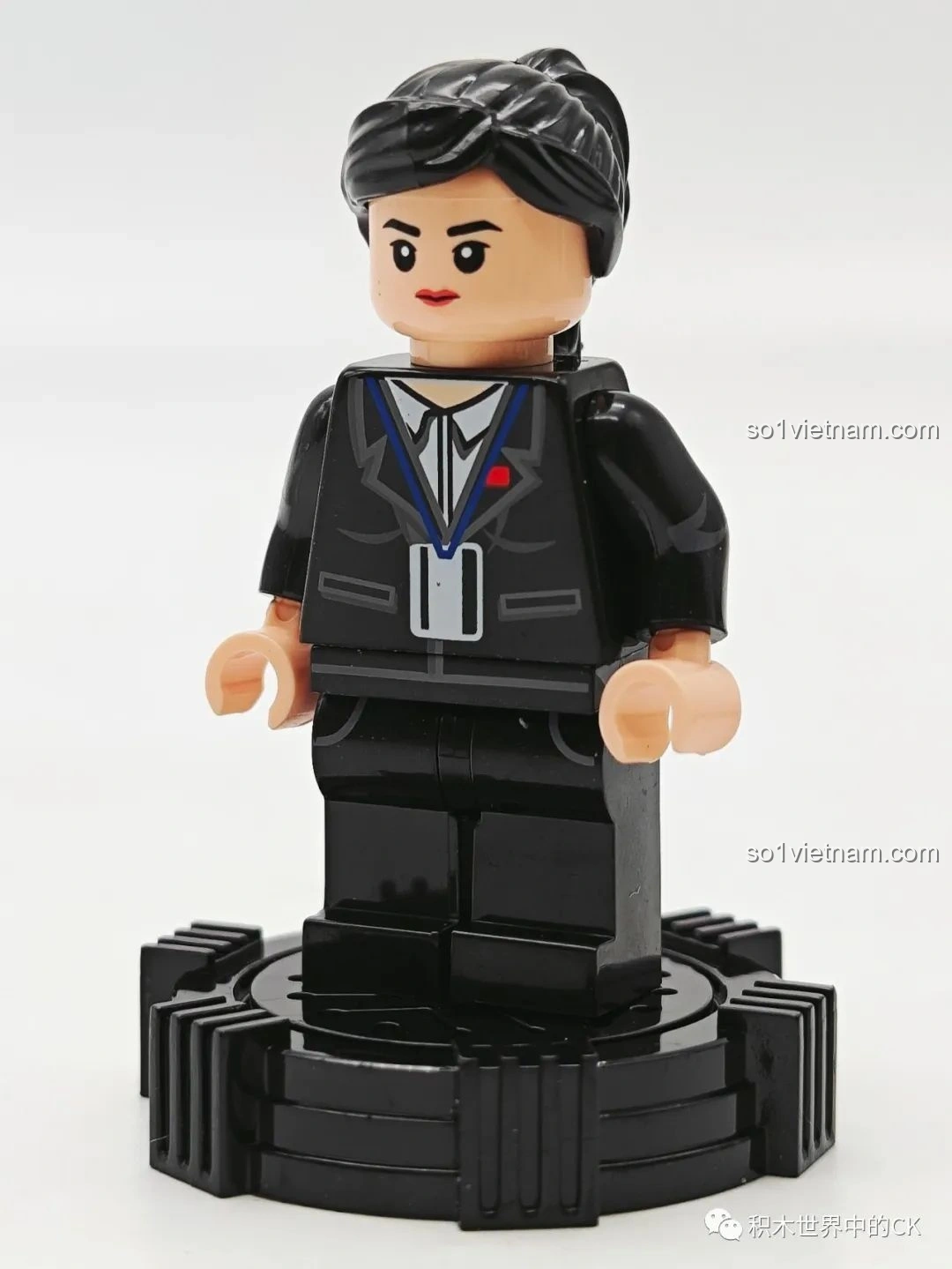 Mô hình Robot Khung Cửa (107108) của SEMBO Lưu Lạc Địa Cầu 2, chụp từ bên hông, hiển thị độ dày và các chi tiết bên cạnh.