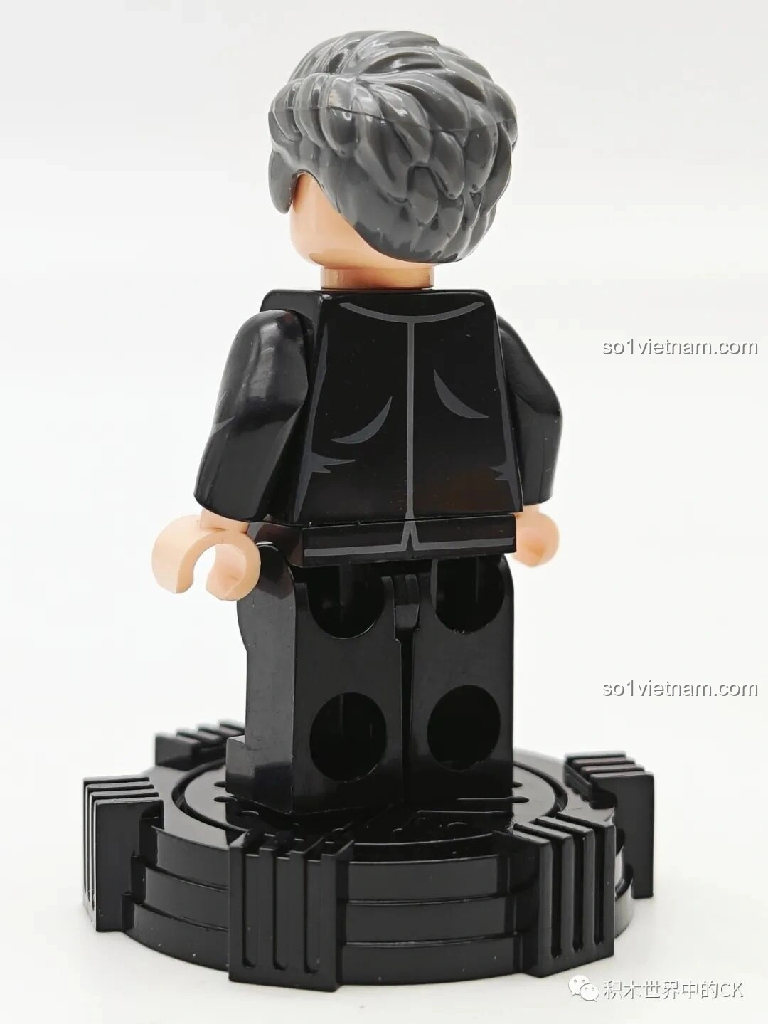 Một góc nghiêng khác của mô hình Robot Khung Cửa (107108) từ bộ SEMBO Lưu Lạc Địa Cầu 2, làm nổi bật cấu trúc chân và phần thân trên.