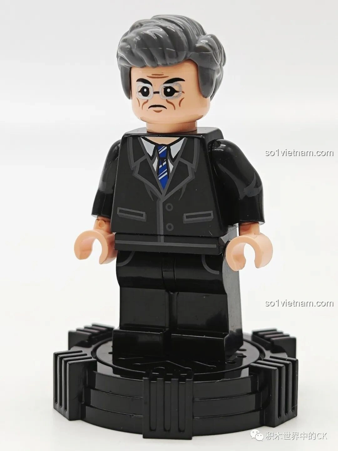 Mô hình Robot Khung Cửa (107108) của SEMBO Lưu Lạc Địa Cầu 2, chụp góc nghiêng, thể hiện các khớp nối và chi tiết cơ khí.