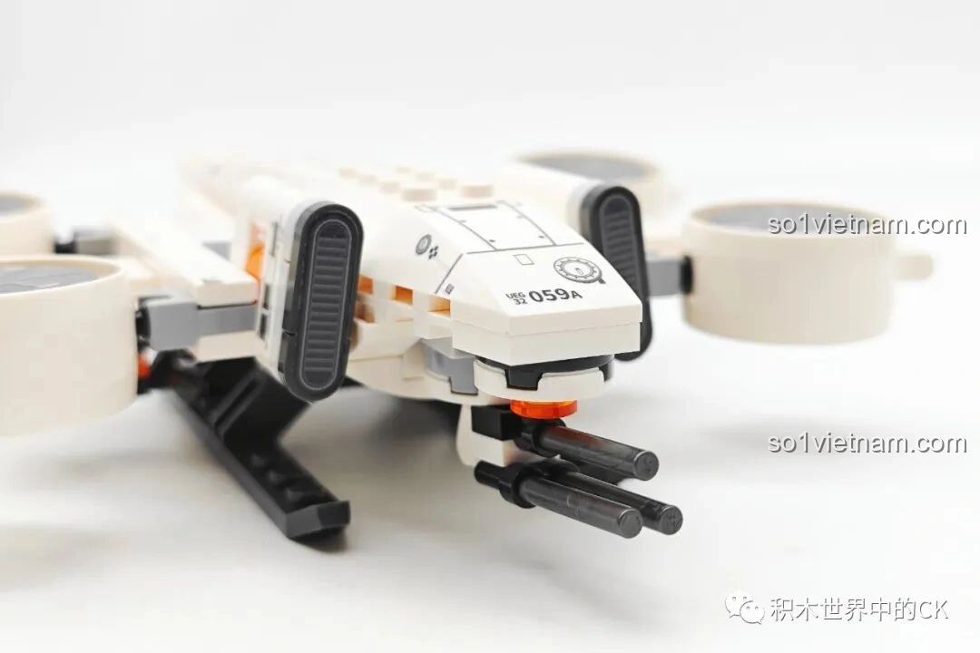 Mô hình Robot Khung Cửa (107108) và Máy Bay Không Người Lái Kẻ Cướp (107109) của SEMBO Lưu Lạc Địa Cầu 2 đặt cạnh nhau, so sánh kích thước và thiết kế.