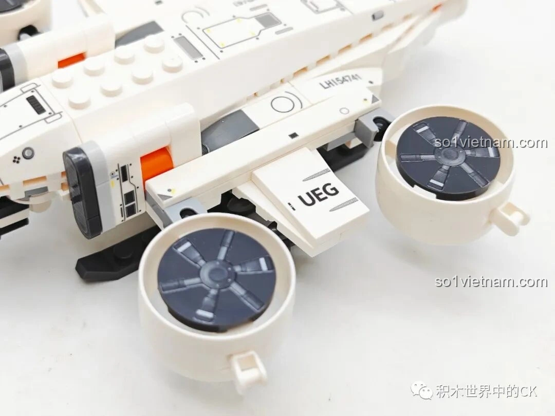 Toàn bộ 4 mô hình (Xe Di Động, Xe Vận Tải, Robot Khung Cửa, Máy Bay Không Người Lái) và 8 minifigure từ bộ lắp ghép SEMBO Lưu Lạc Địa Cầu 2 (107106-107109).