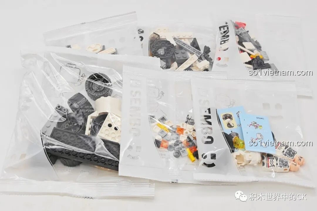 Các túi chứa chi tiết lắp ghép của bộ SEMBO Lưu Lạc Địa Cầu 2, mô hình Xe Di Động Căn Cứ Mặt Trăng (107106), được phân loại gọn gàng.