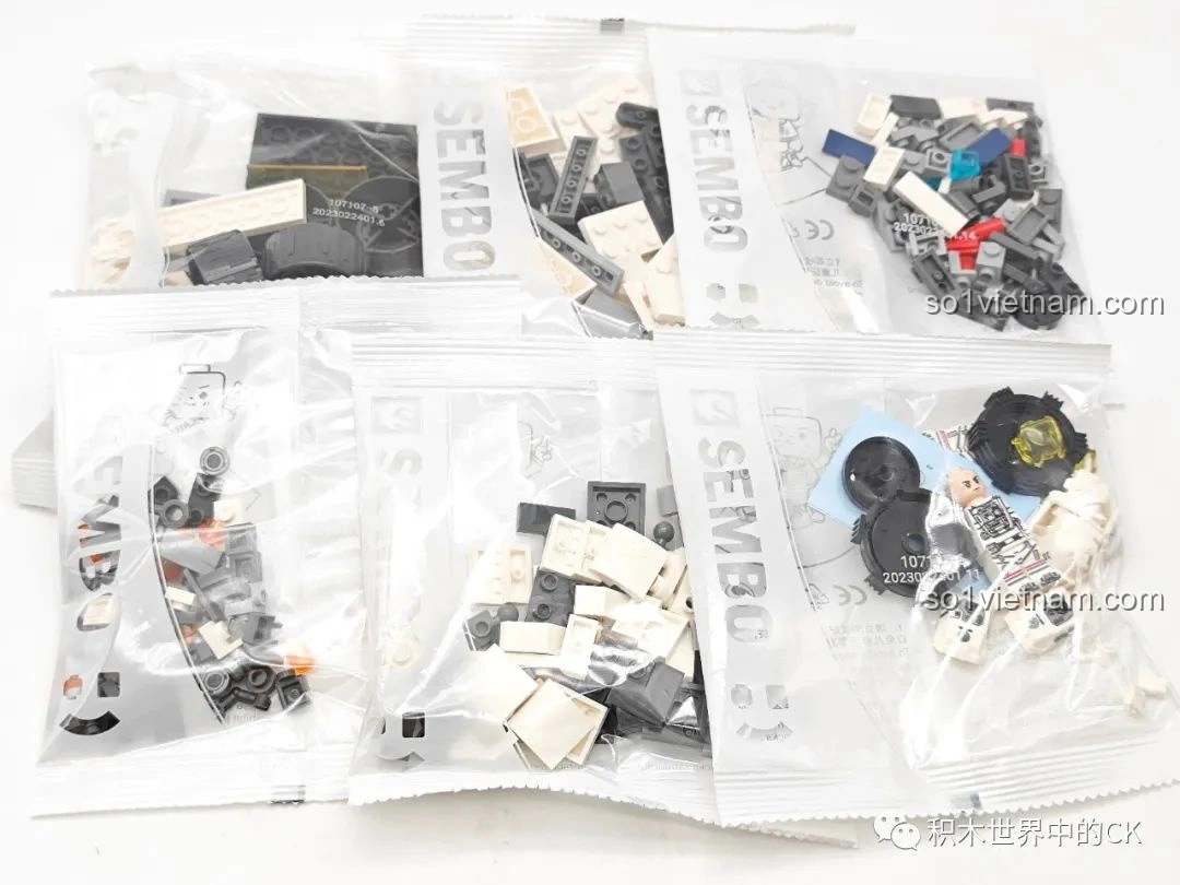 Các túi chứa chi tiết lắp ghép của bộ SEMBO Lưu Lạc Địa Cầu 2, mô hình Xe Vận Tải Mặt Trăng (107107), được phân loại gọn gàng.