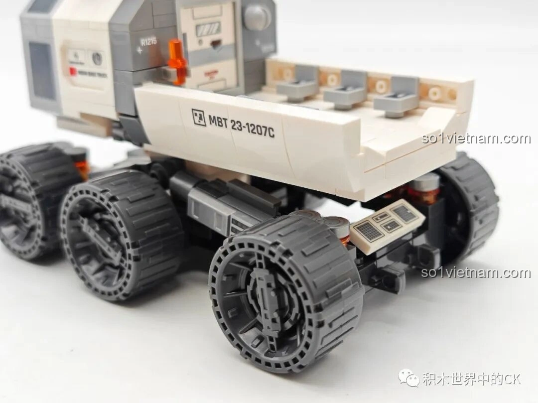 Các túi chứa chi tiết lắp ghép của bộ SEMBO Lưu Lạc Địa Cầu 2, mô hình Robot Khung Cửa (107108), được phân loại gọn gàng.