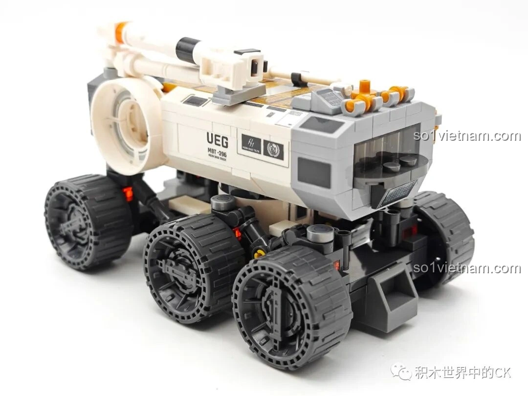 Một góc nghiêng khác của mô hình Xe Di Động Căn Cứ Mặt Trăng (107106) từ bộ SEMBO Lưu Lạc Địa Cầu 2, làm nổi bật các chi tiết bên hông và phía trước.