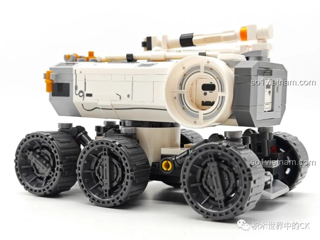 Mô hình Xe Di Động Căn Cứ Mặt Trăng (107106) của SEMBO Lưu Lạc Địa Cầu 2, chụp góc nghiêng, thể hiện các chi tiết bên hông xe.