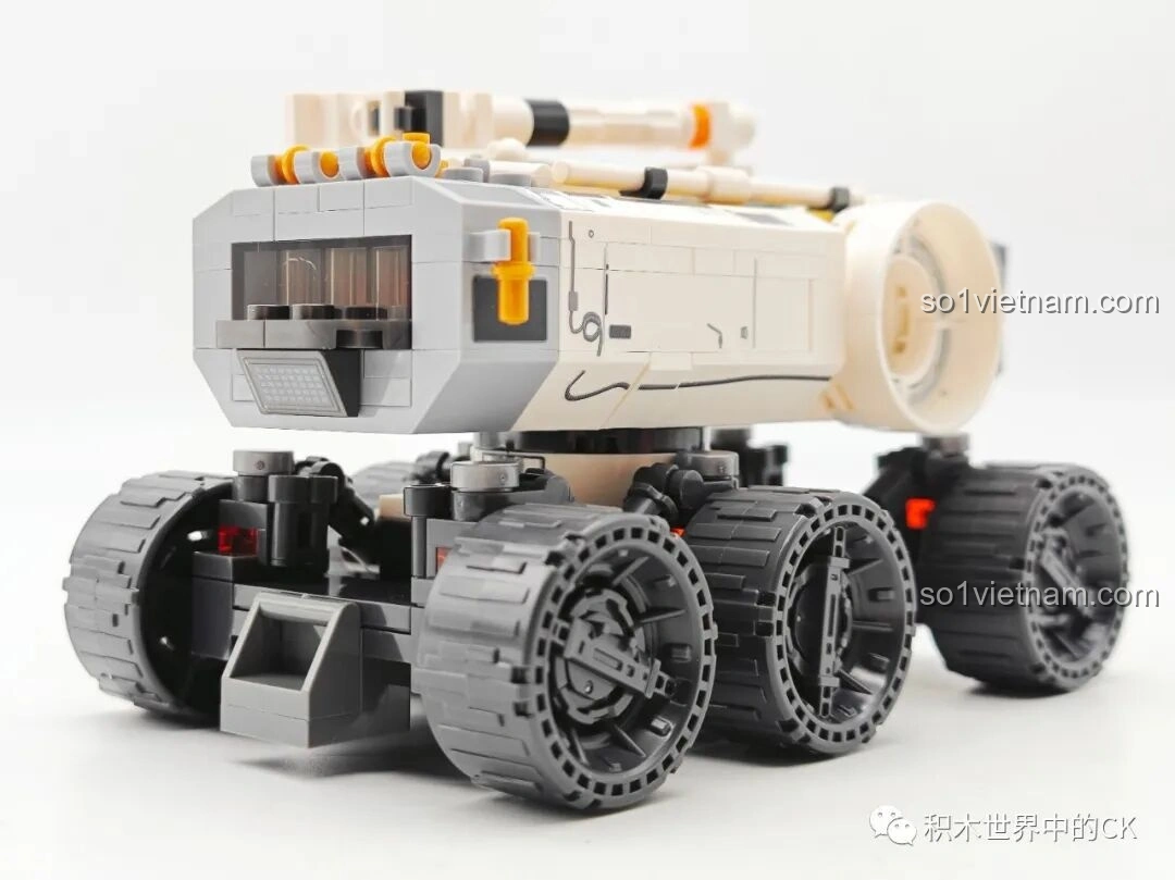 Mô hình Xe Di Động Căn Cứ Mặt Trăng (107106) của SEMBO Lưu Lạc Địa Cầu 2 đã hoàn thiện, chụp từ góc thấp, nổi bật bánh xe và thân xe.