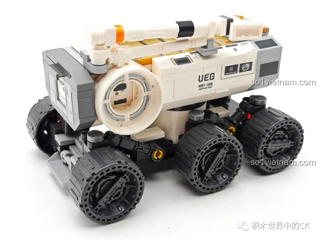 Mô hình Xe Di Động Căn Cứ Mặt Trăng (107106) của SEMBO Lưu Lạc Địa Cầu 2, chụp từ góc trên, cho thấy toàn bộ cấu trúc và các chi tiết trên nóc xe.