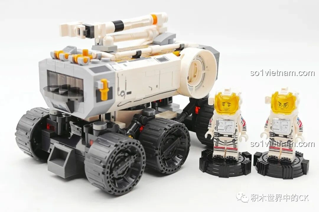 Mô hình Xe Di Động Căn Cứ Mặt Trăng (107106) của SEMBO Lưu Lạc Địa Cầu 2 cùng hai minifigure phi hành gia, tạo cảnh quan hoàn chỉnh.