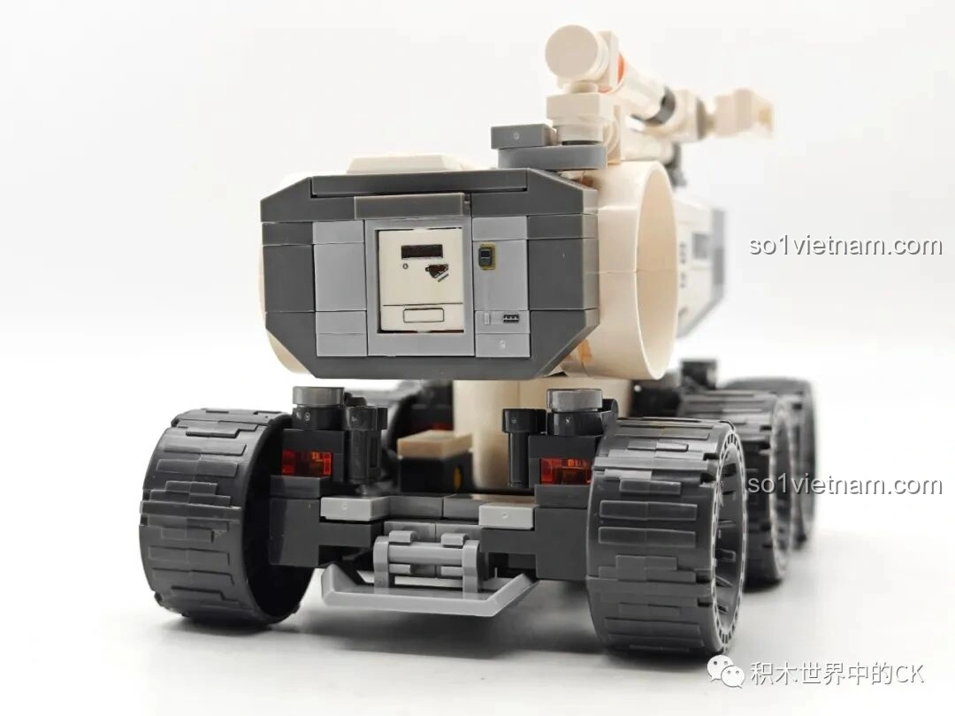 Mặt sau của mô hình Xe Di Động Căn Cứ Mặt Trăng (107106) từ bộ SEMBO Lưu Lạc Địa Cầu 2, hiển thị các chi tiết đèn và ống xả.