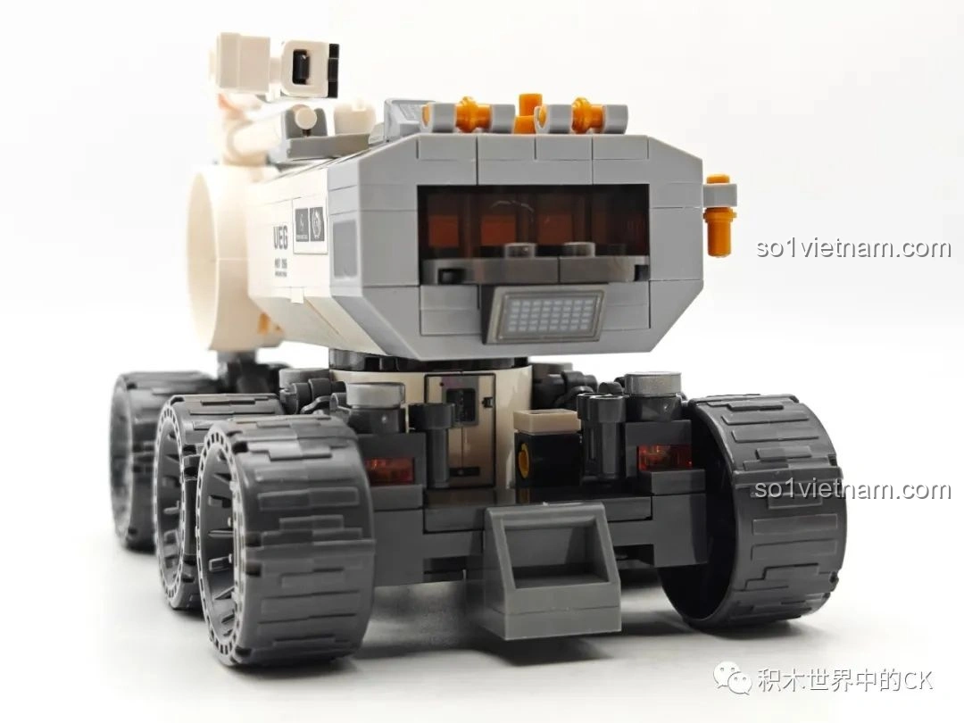 Mặt trước của mô hình Xe Di Động Căn Cứ Mặt Trăng (107106) từ bộ SEMBO Lưu Lạc Địa Cầu 2, với kính chắn gió và các chi tiết điều khiển.