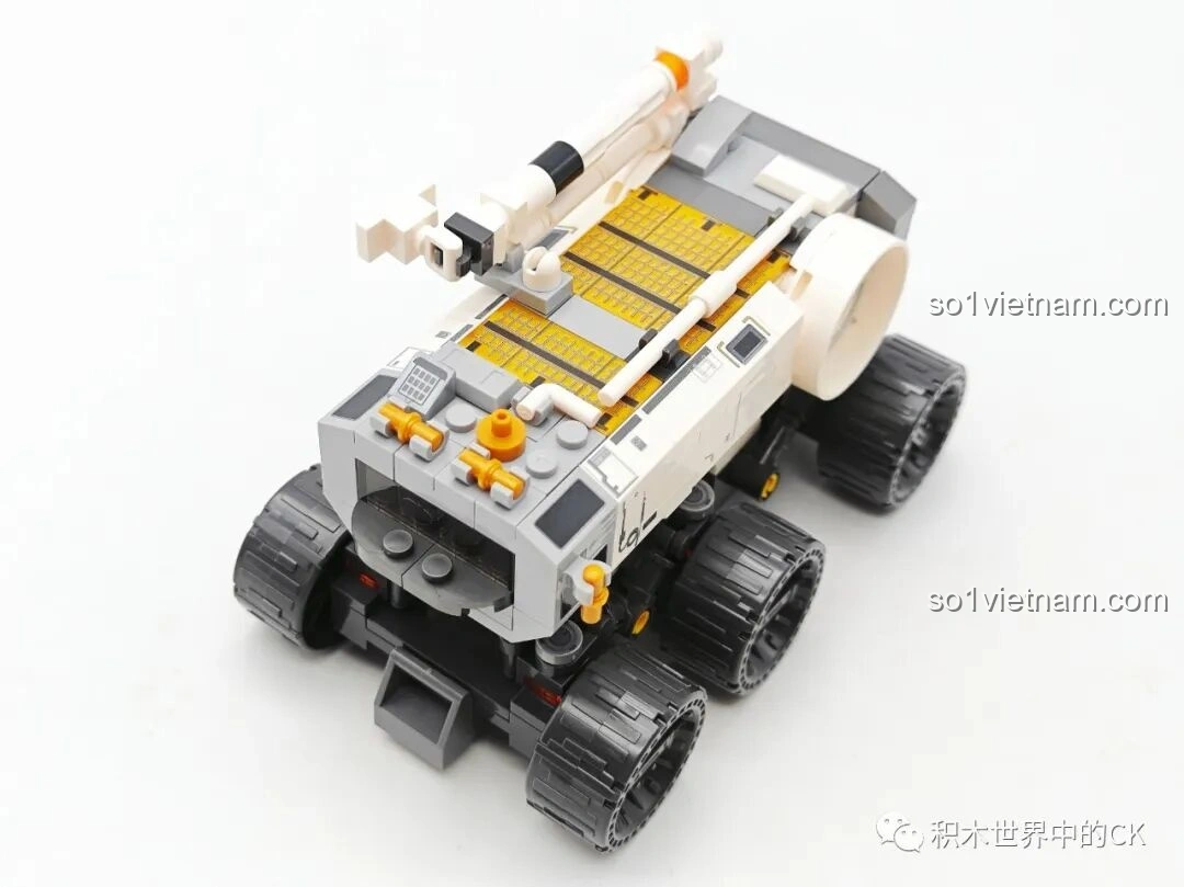 Mô hình Xe Di Động Căn Cứ Mặt Trăng (107106) của SEMBO Lưu Lạc Địa Cầu 2, chụp từ trên cao về phía sau, hiển thị các tấm pin mặt trời và thiết bị trên nóc.