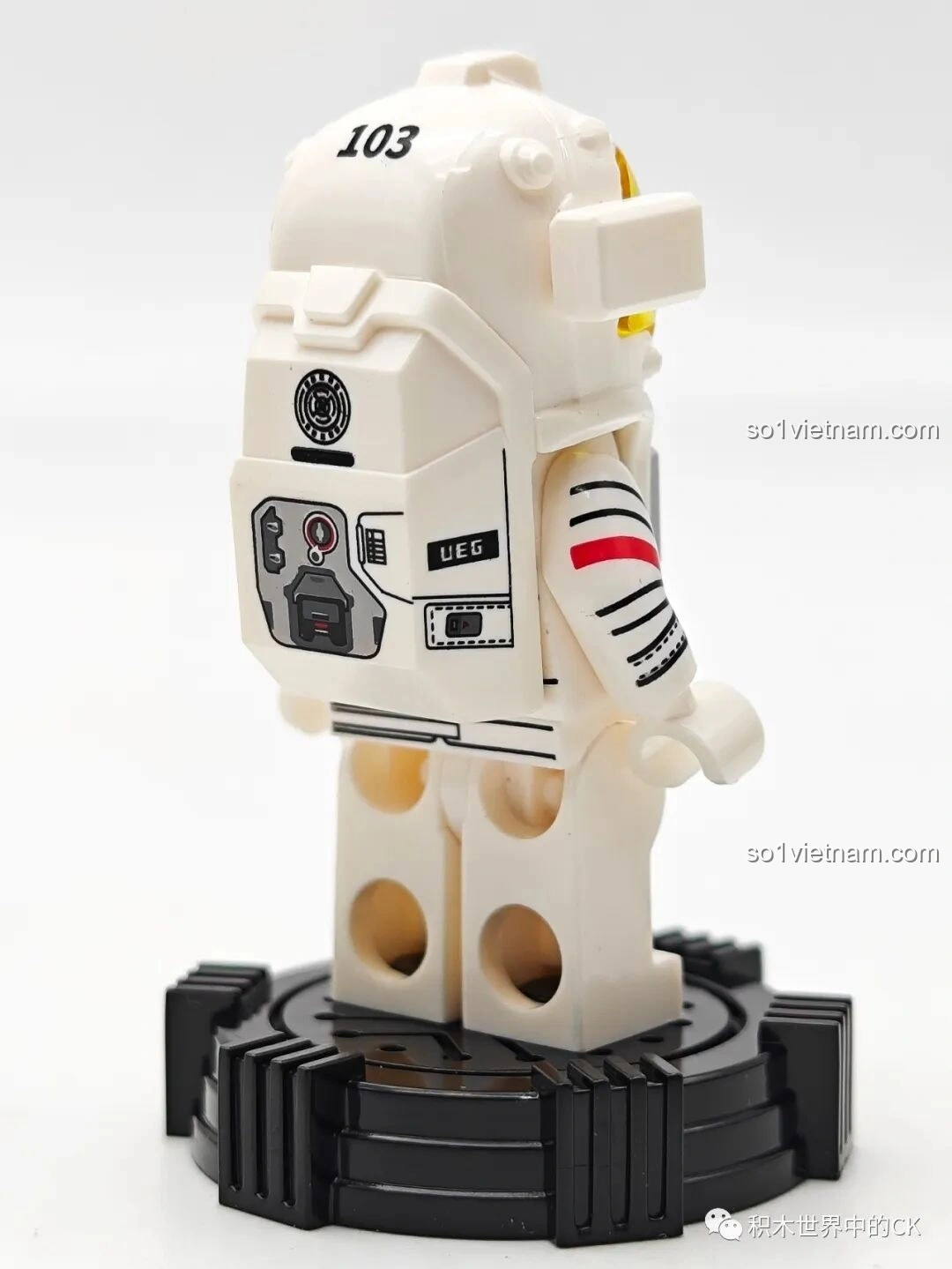 Một góc nghiêng khác của mô hình Xe Vận Tải Mặt Trăng (107107) từ bộ SEMBO Lưu Lạc Địa Cầu 2, làm nổi bật cabin và các tấm pin mặt trời.