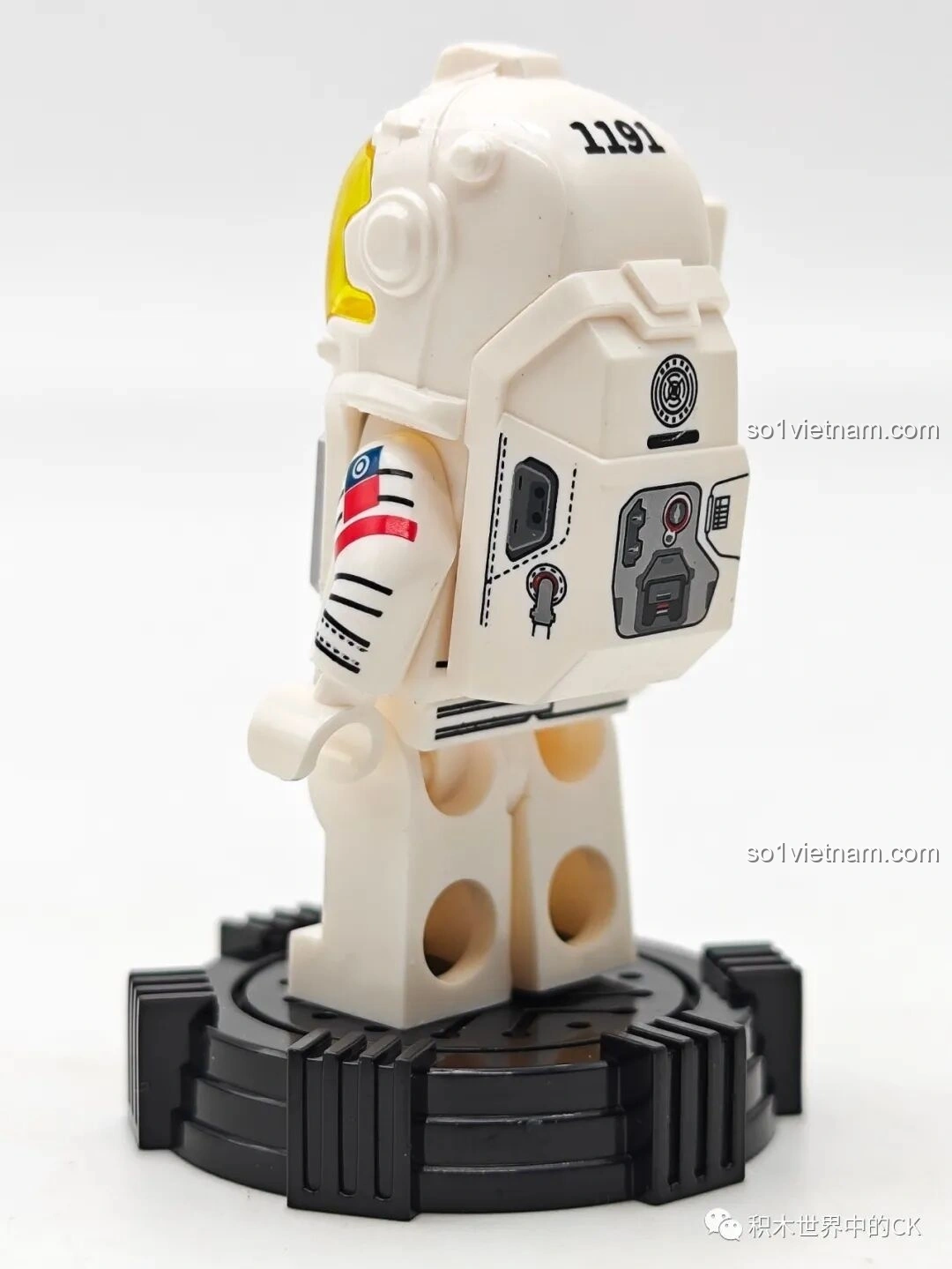 Mô hình Xe Vận Tải Mặt Trăng (107107) của SEMBO Lưu Lạc Địa Cầu 2, chụp góc nghiêng, thể hiện các chi tiết bên hông và thùng xe.